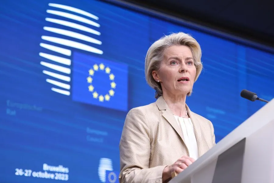 Зірвано посадку літака з президентом Єврокомісії, підозрюється втручання рф - Financial Times