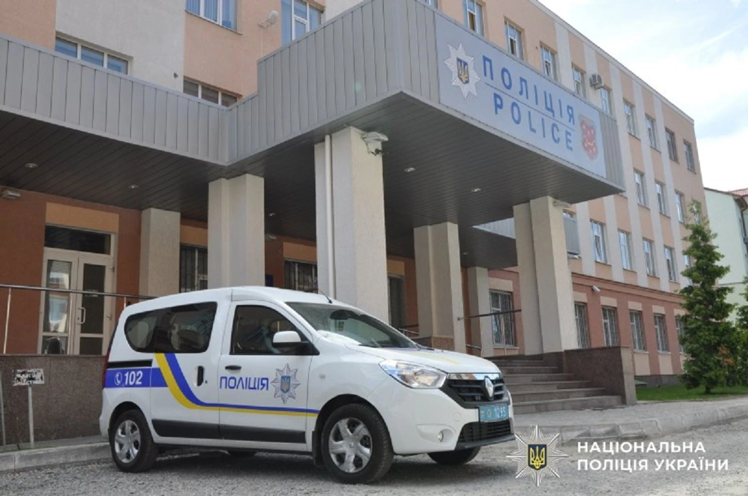 На Дніпропетровщині чоловік із ножем поранив рятувальників: зловмисника застрелила поліція