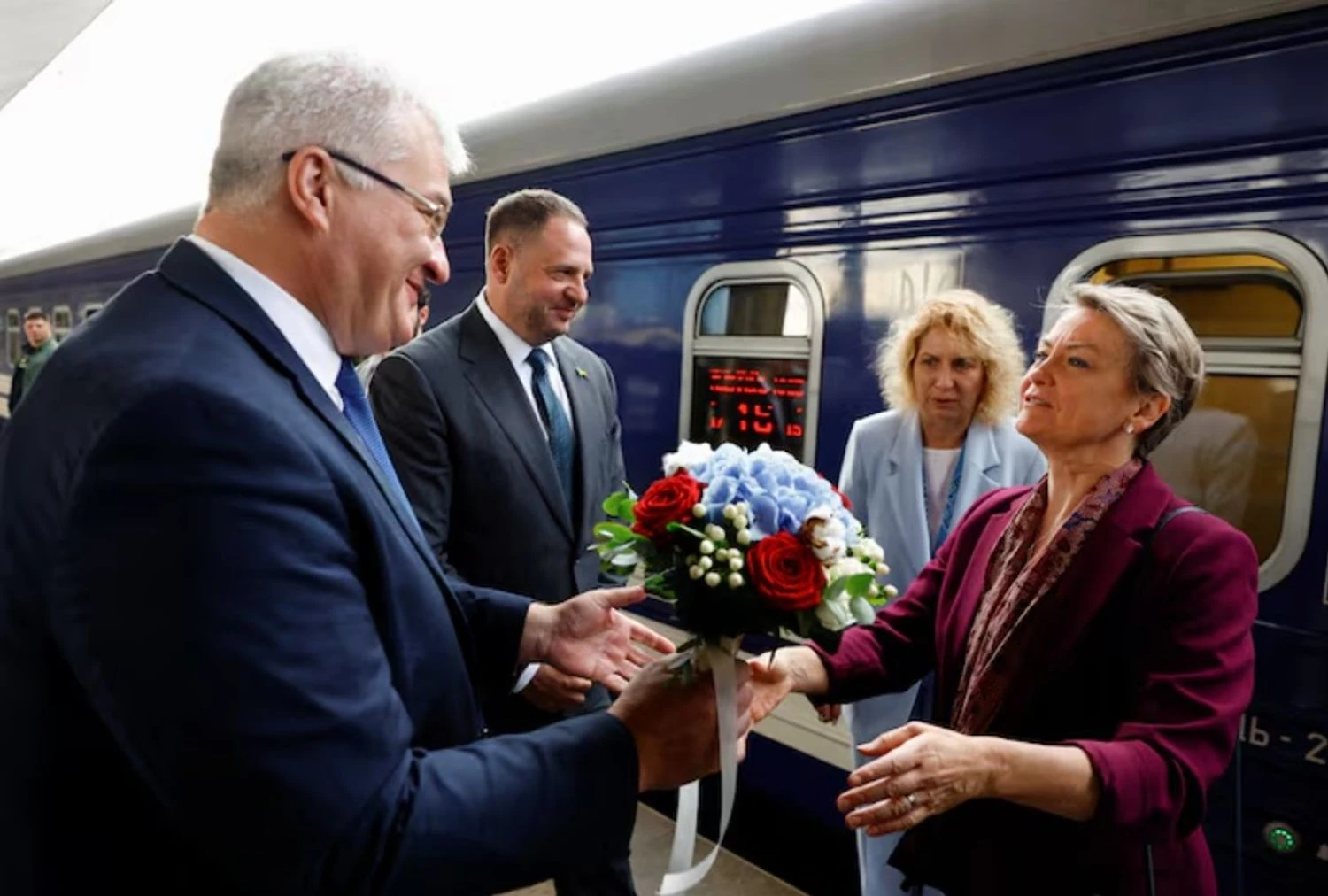 Велика Британія посилила санкції проти рф: глава МЗС прибула до Києва