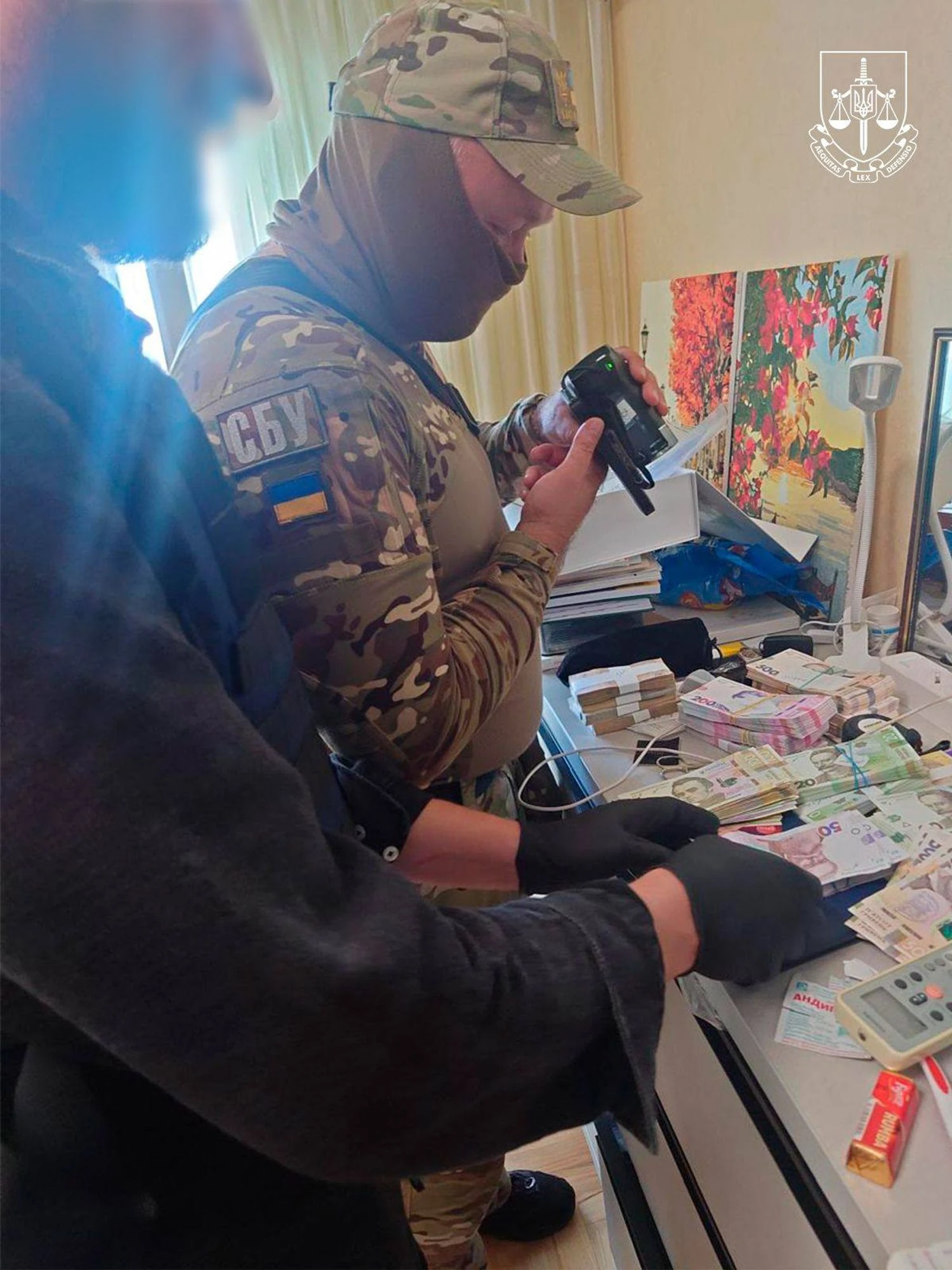 14 тис. доларів за фіктивну інвалідність та “білий квиток”: викрито адвокатку та двох спільників