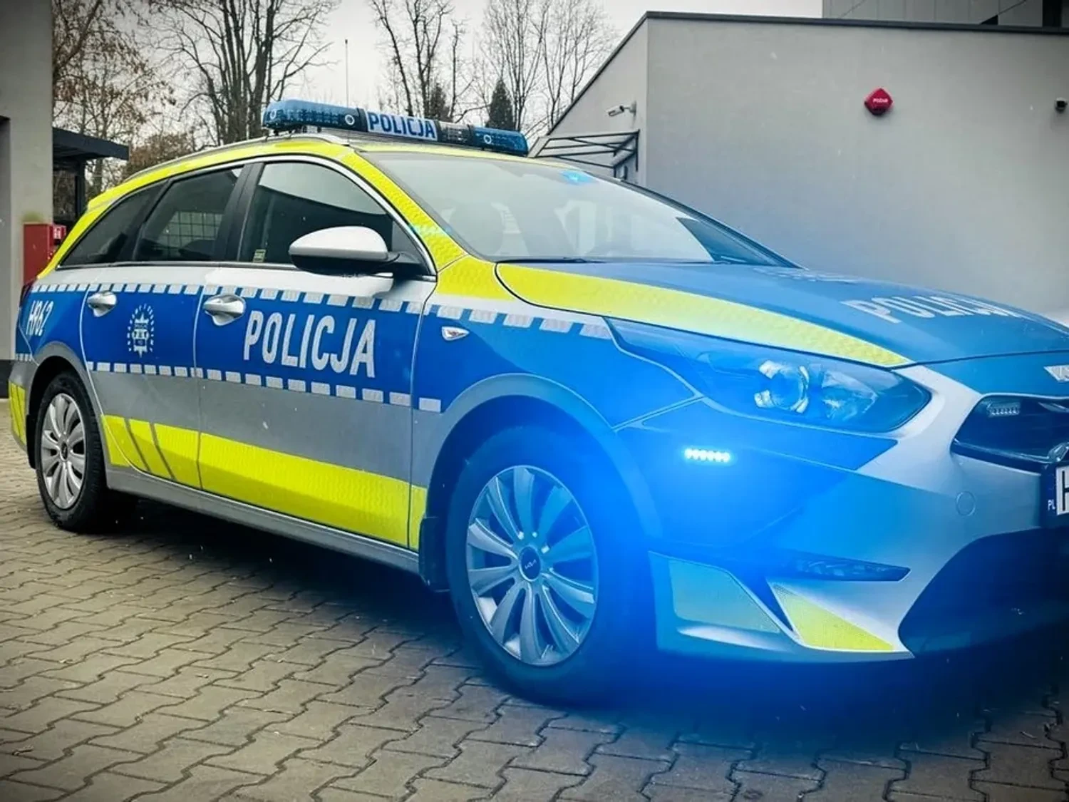 Українець відкусив частину поліцейського автомобіля в Мазовецькому воєводстві та був висланий із Польщі