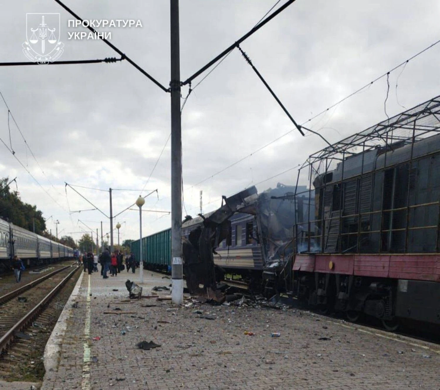 Удар рф по вокзалу Шостки: серед постраждалих залізничниця та троє дітей, уражено два потяги
