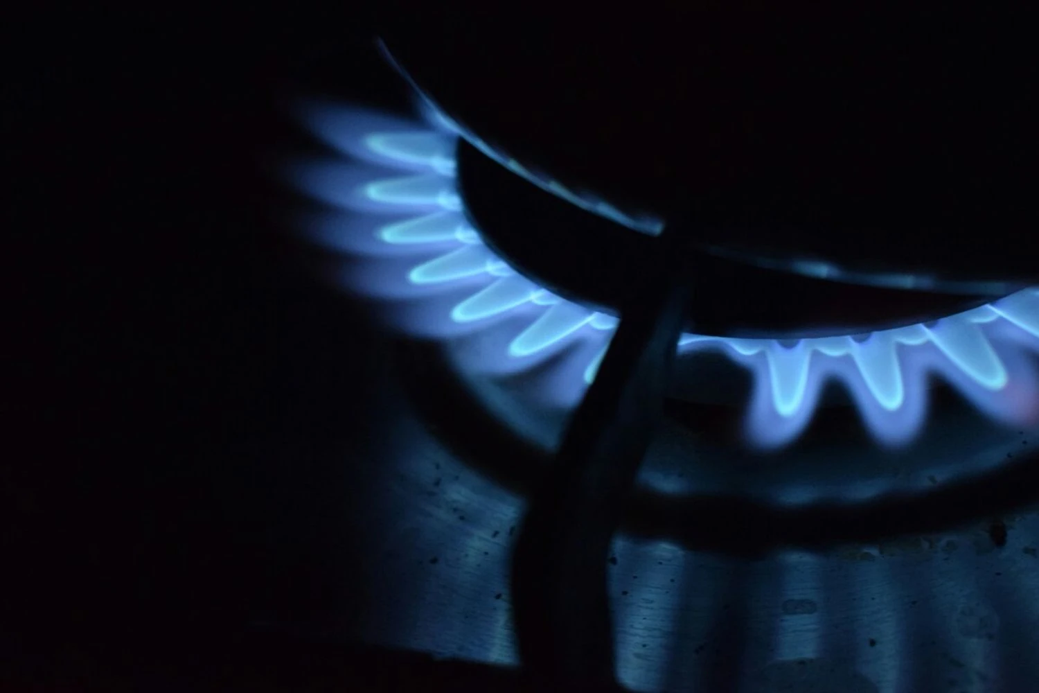 Удари рф знищили понад половину видобутку газу в Україні – Bloomberg