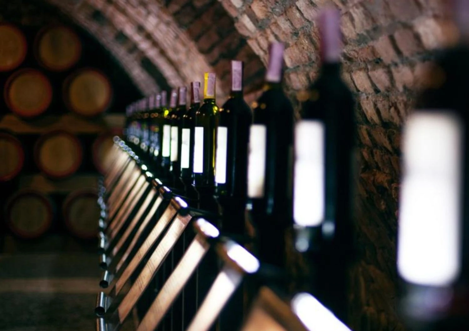 Санкції ЄС змінили споживчий вибір росіян: полиці супермаркетів залишились без вин Європи