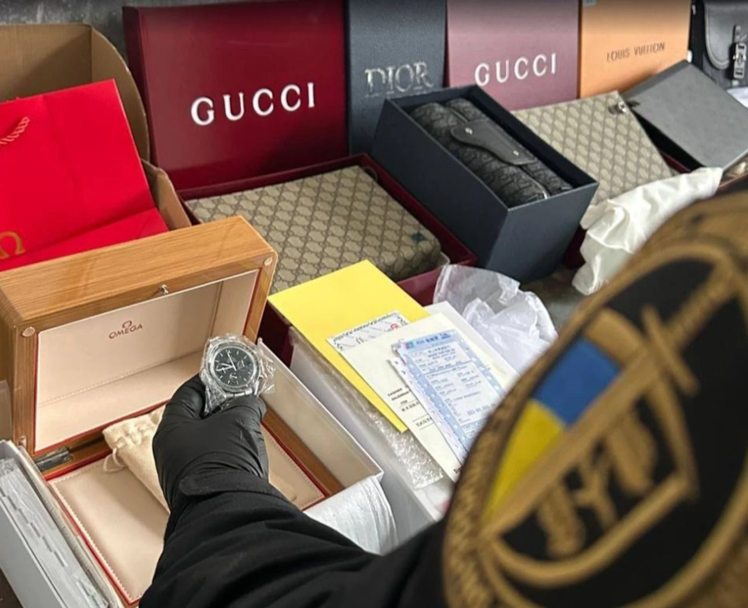 Митники Львівщини викрили контрабанду Gucci та Dior на пів мільйона гривень