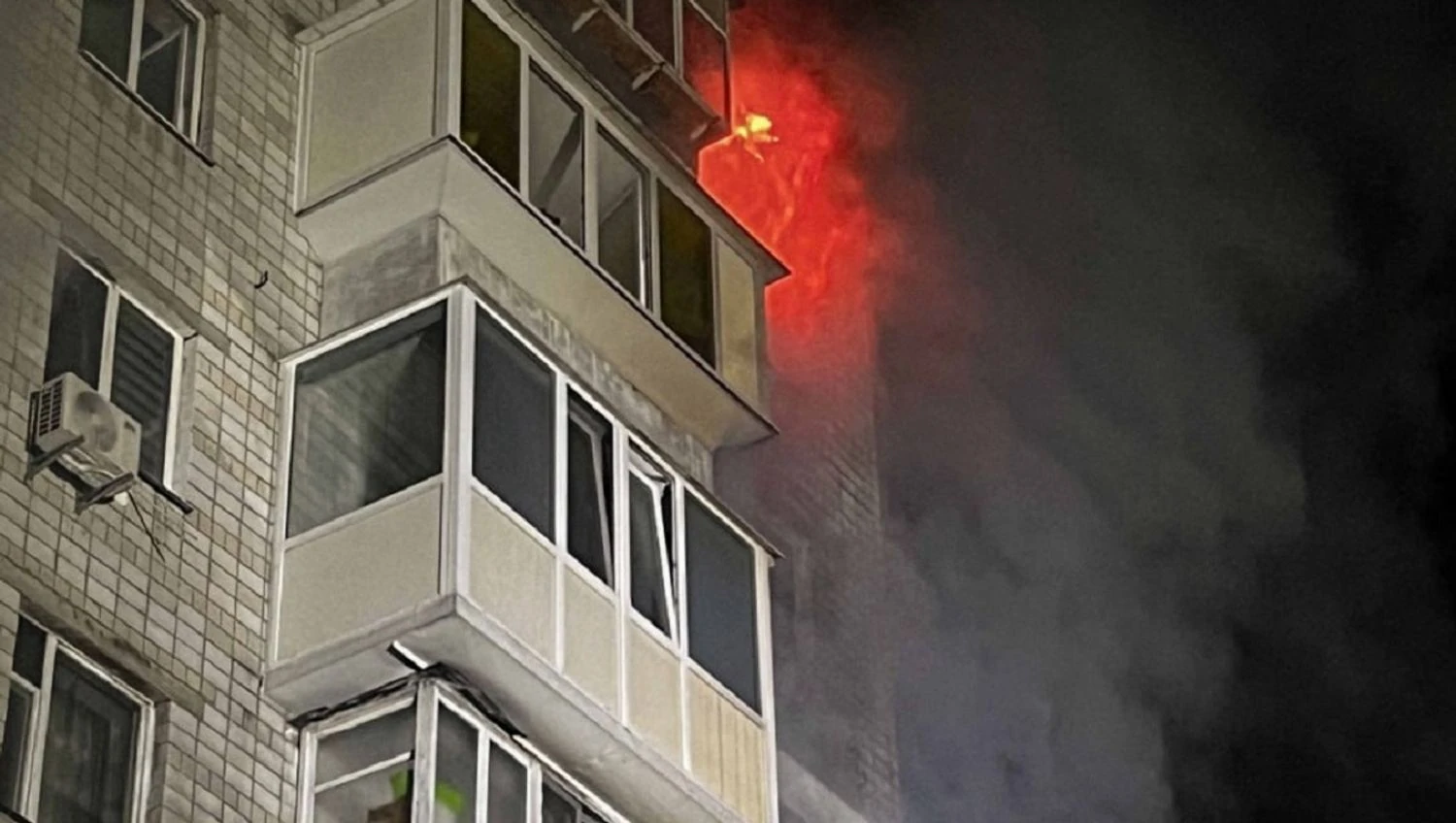 Ракетний удар по Вишгороду: рятувальники оприлюднили кадри пожежі в багатоповерхівці