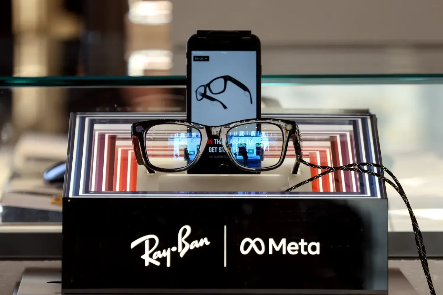 Патентна війна у світі технологій: на творців окулярів Ray-Ban Meta подали багатомільярдний позов