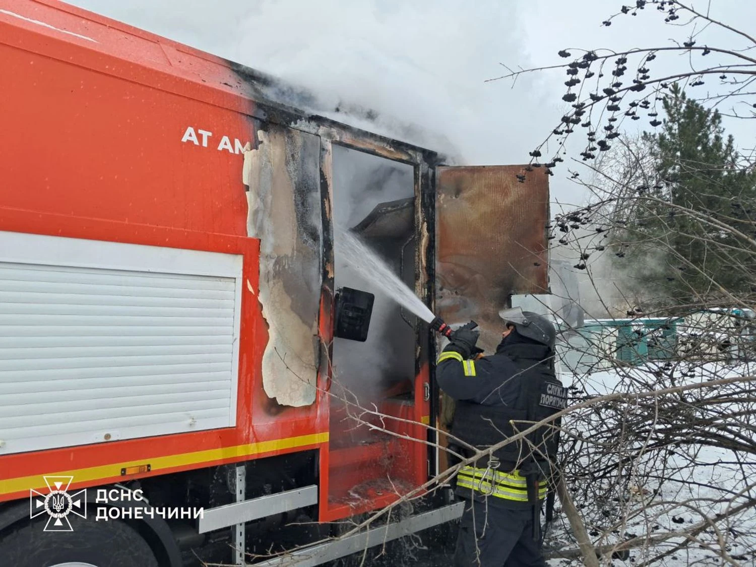 Російський дрон атакував рятувальників під час гасіння пожежі у Слов