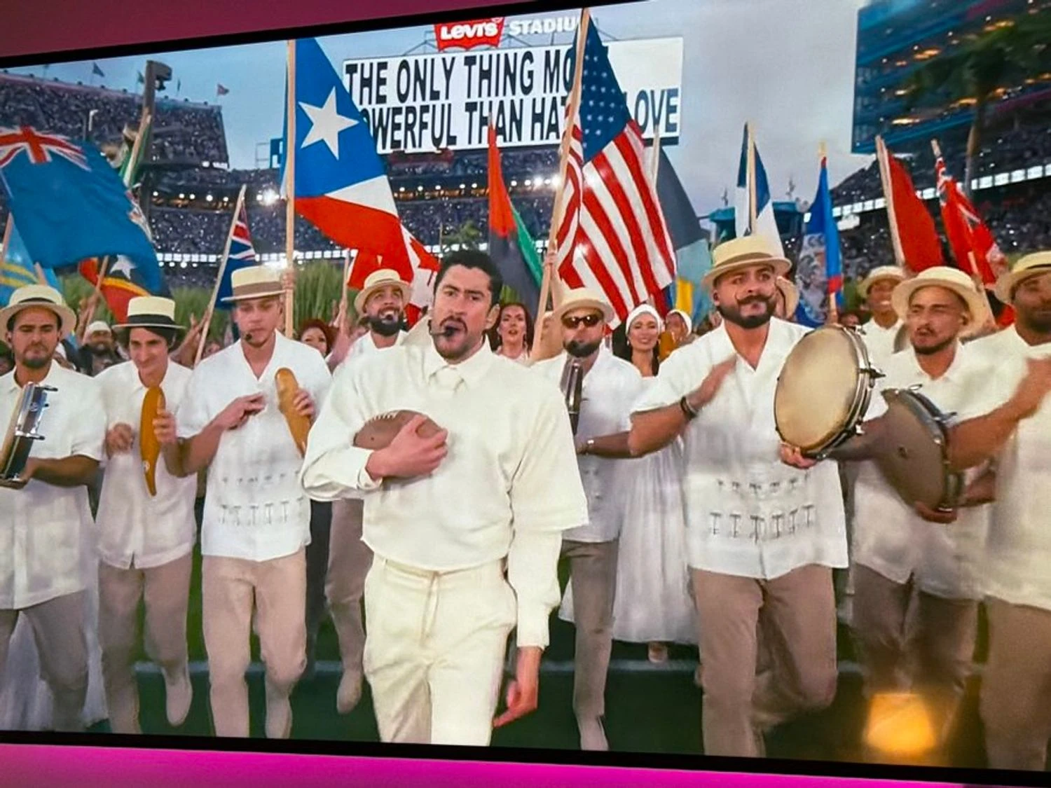 Bad Bunny виступив на Супербоулі, Трамп назвав шоу