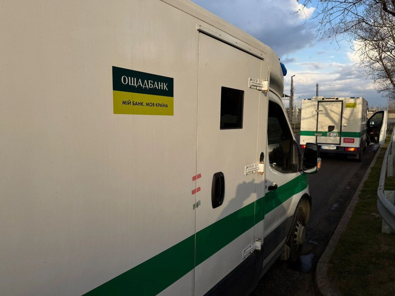 Угорщина повернула Ощадбанку пошкоджені інкасаторські авто, а золото та мільйони - ще ні