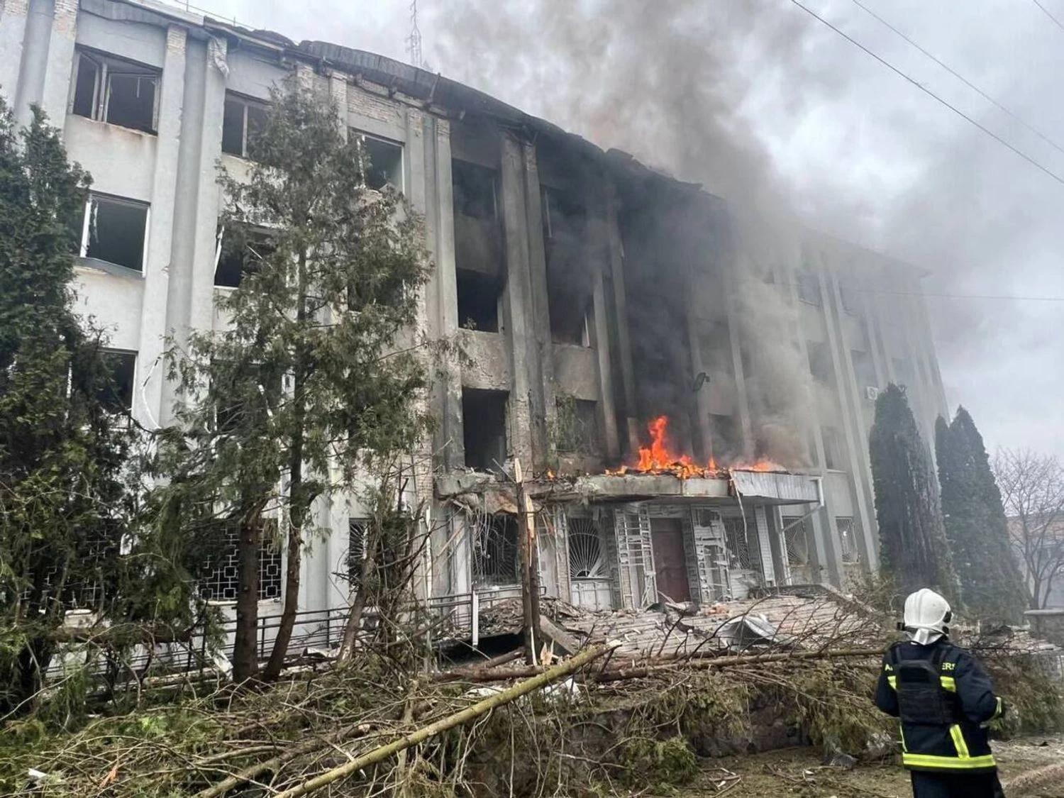 Дрон рф поцілив по будівлі ТЦК у Сумах - у Сухопутних військах розповіли деталі