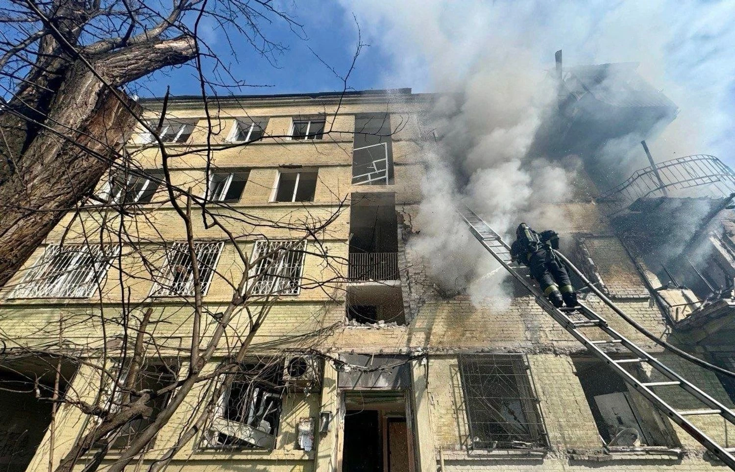 Атака рф на Дніпро 26 березня - постраждали 5 людей, багатоповерхівку охопив вогонь