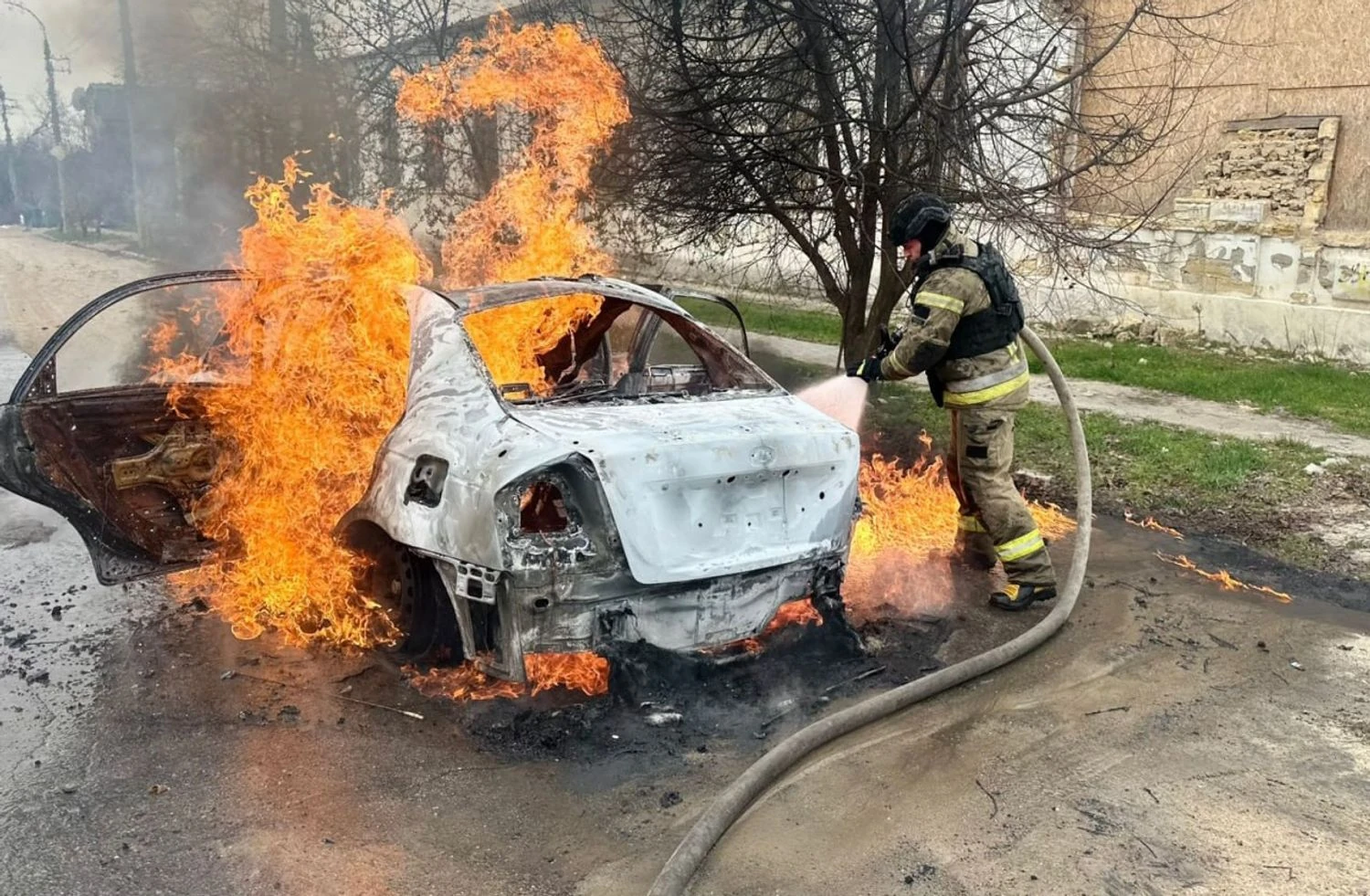 Дрон рф атакував автомобіль у Херсоні 29 березня - є загибла та поранений