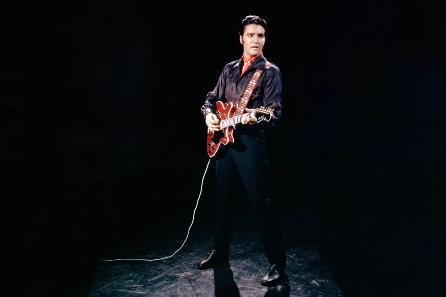 Гітару Елвіса Преслі з легендарного шоу виставили на аукціон за мільйони
