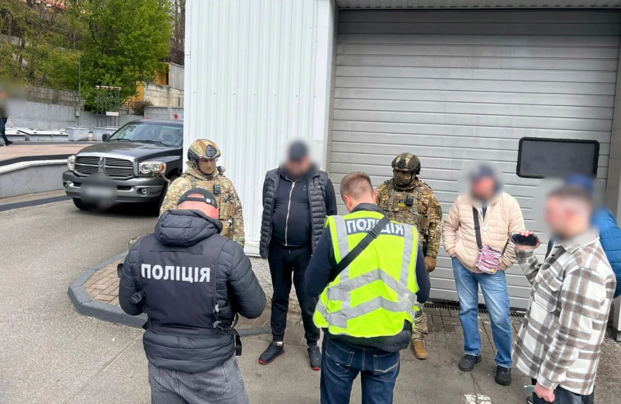 Одна людина - 23 000 доларів. У Києві затримали організатора незаконих виїздів за кордон