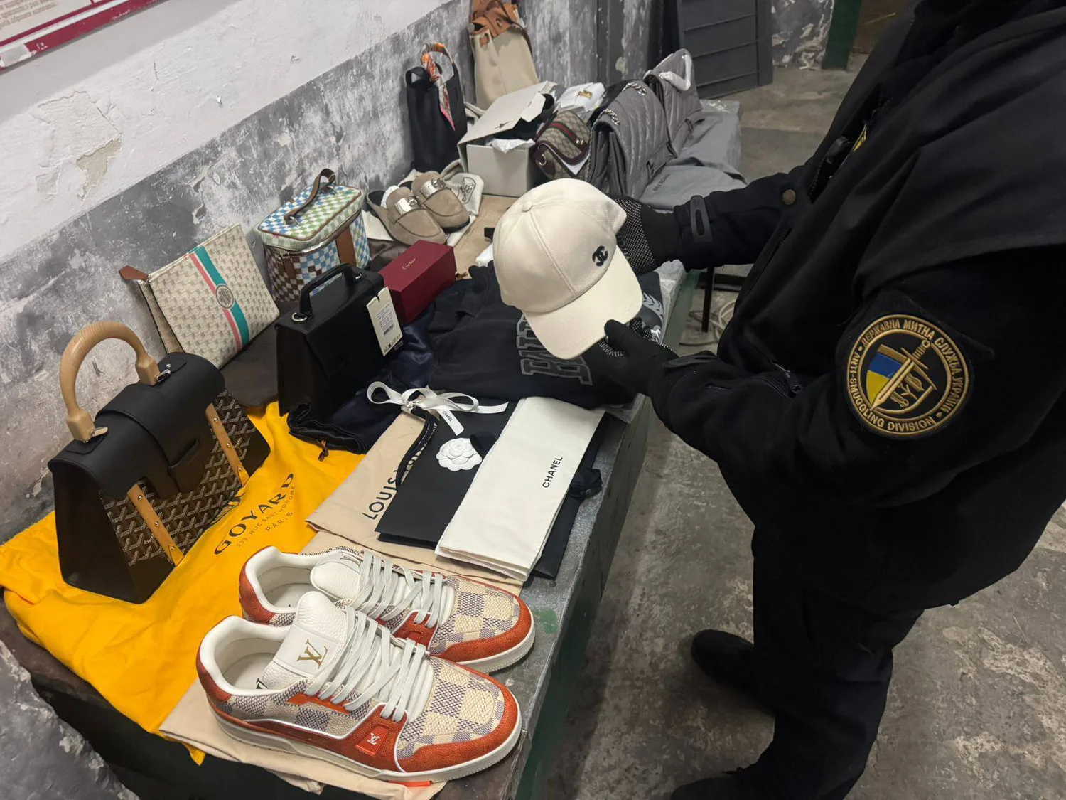 Balenciaga, Hermes, Cartier і не тільки - в Україну хотіли ввезти без декларування люксових товарів на мільйон