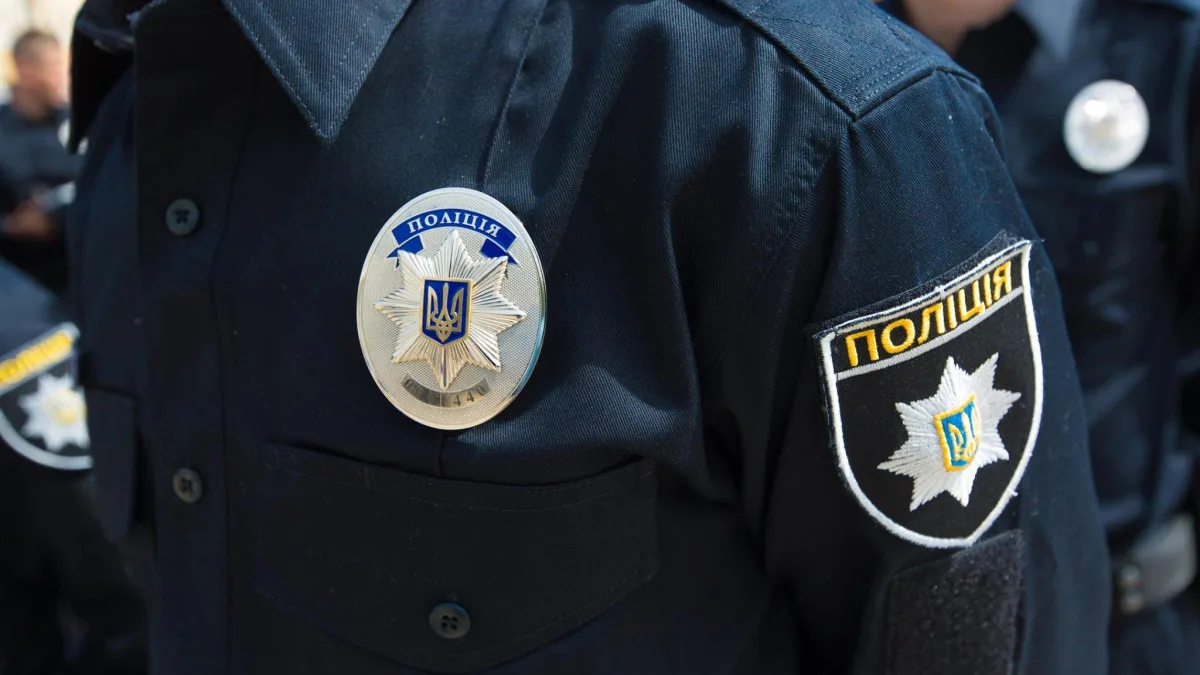 У Сумах біля зупинки громадського транспорту в руках чоловіка здетонувала граната, особу загиблого встановлюють - поліція
