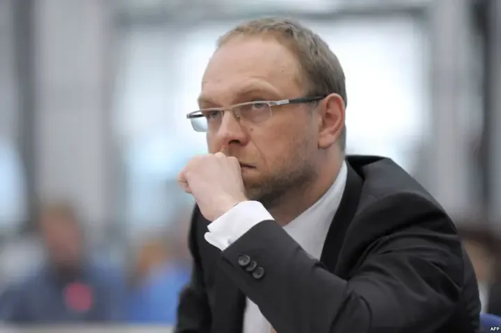 "Не бачу ні ефективності, ні професіоналізму" - Сергій Власенко жорстко розкритикував НАБУ і САПГолова ТСК Верховної Ради з питань корупції у правоохоронних органах Сергій Власенко заявив, що НАБУ та САП підміняють
розслідування медійними кампаніями. За його словами, детективи місяцями прослуховували Тимура Міндіча, але не зупиняли схему, поки
сума збитків не стала “достатньо великою” для гучної спецоперації.Політика • 20 травня, 09:40 • 20926 перегляди