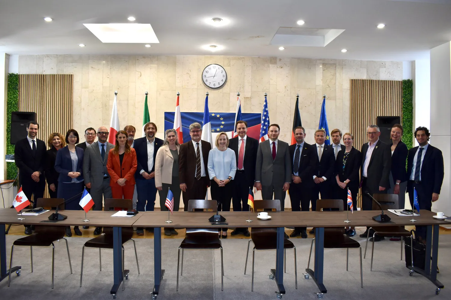 Посли G7 залишаються працювати в Києві попри погрози рф