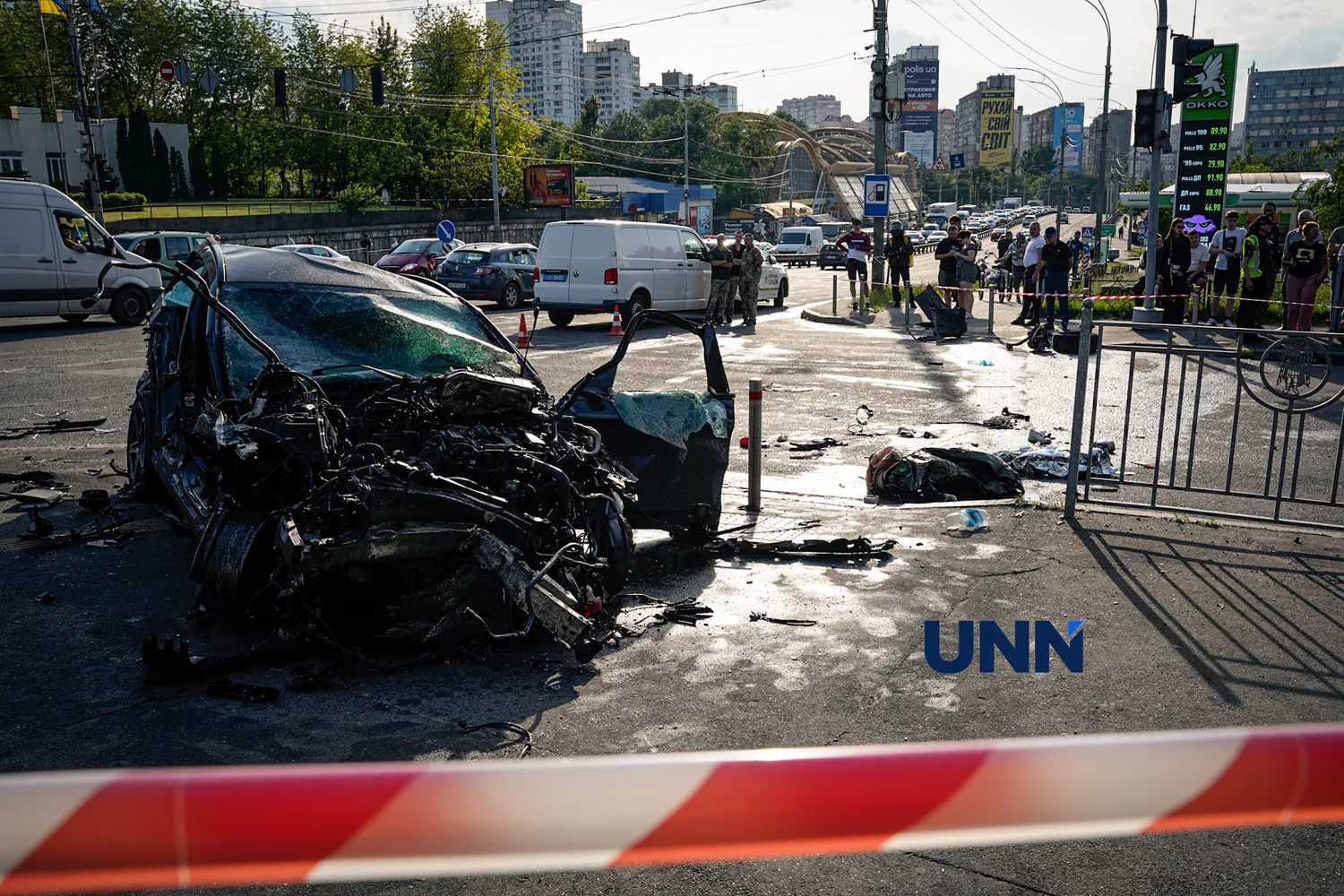 Mercedes влетів у підземний перехід у Києві: усі деталі та ексклюзивний фоторепортаж з місця смертоносної ДТП