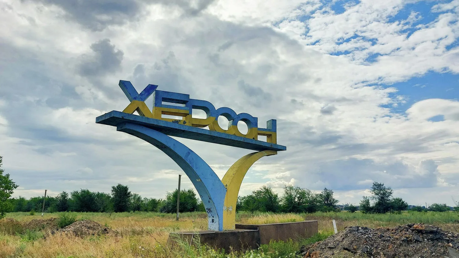 У Херсоні ворожий безпілотник влучив у цивільне авто, загинув чоловік