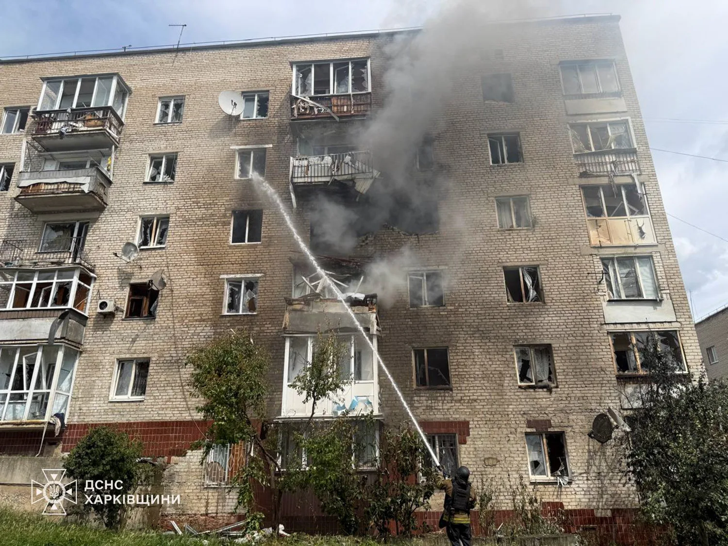 рф вдарила по багатоповерхівці в Ізюмі, є загиблий та поранені